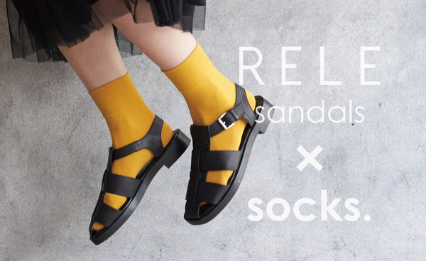 変化を楽しむ。サンダルとソックスで着こなす、カラーソックスコーディネート。