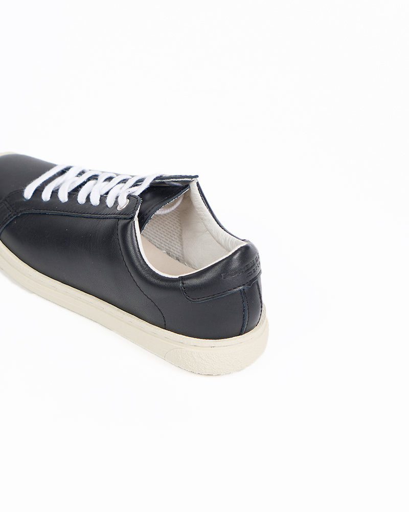 レースアップスニーカー