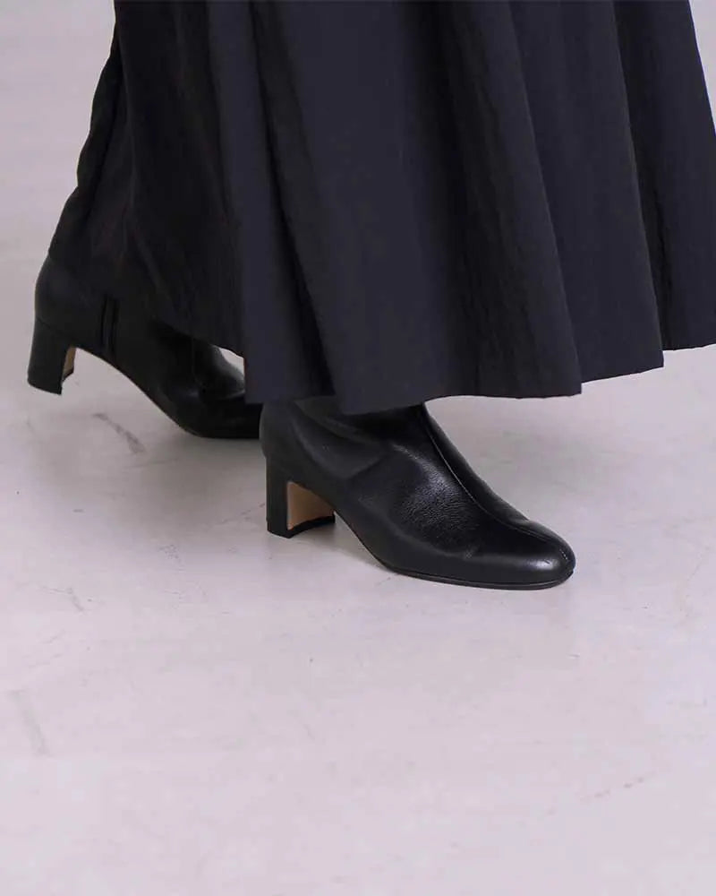 シンプルレザーショートブーツ