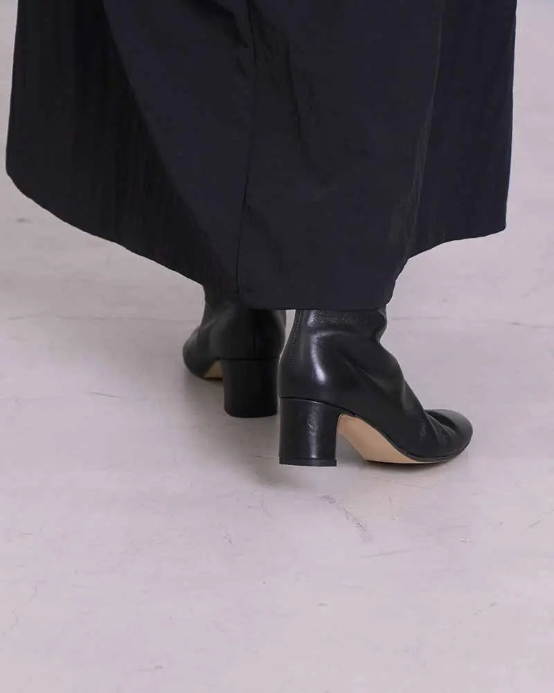 シンプルレザーショートブーツ
