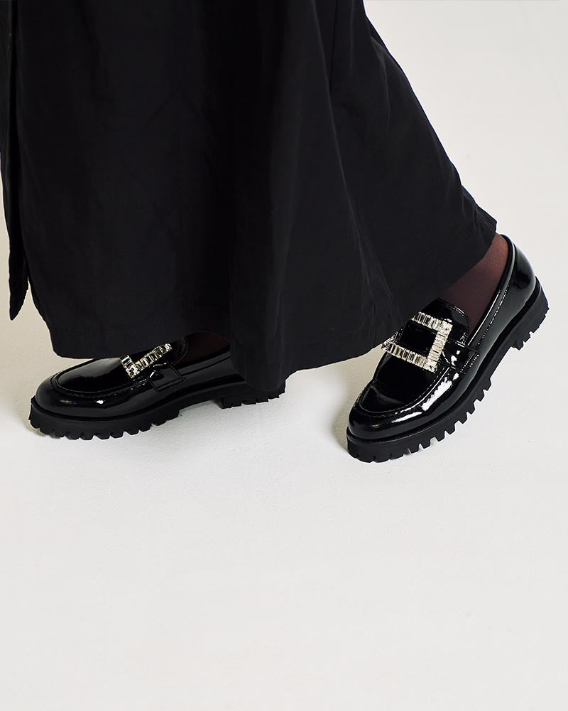 ビジューバックルローファー