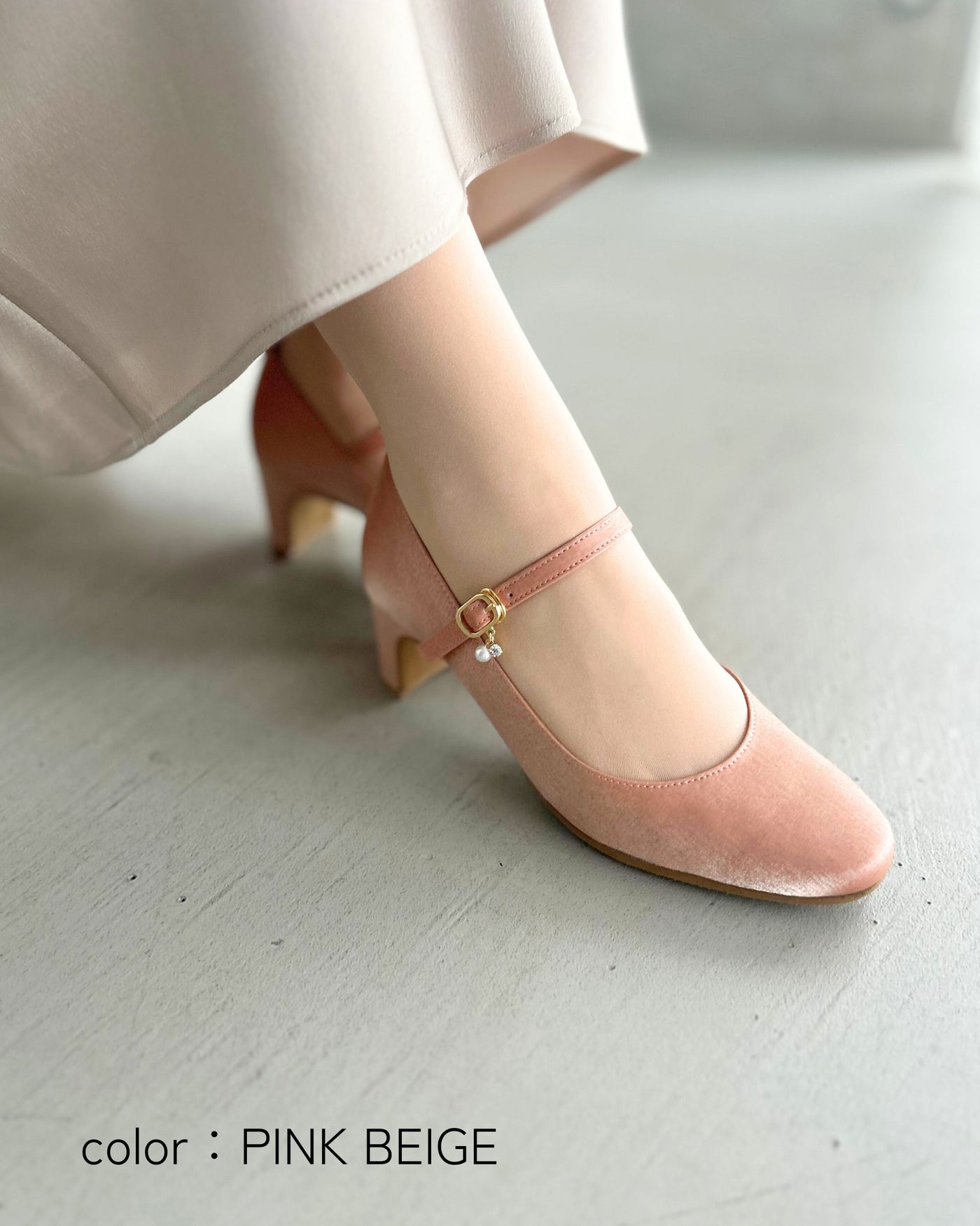 【マシュマロフィット】ビジューストラップパンプス