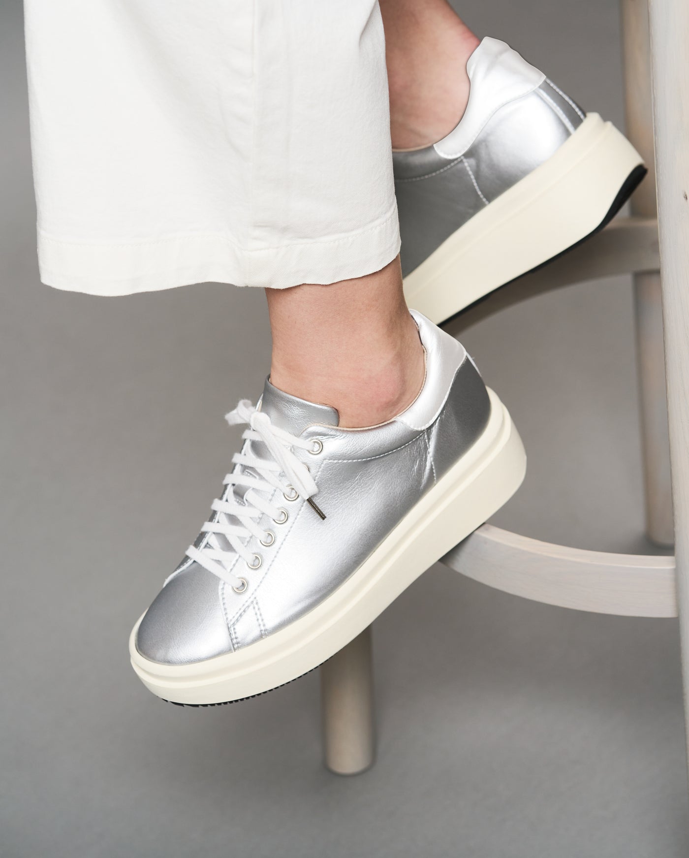 プラットフォームスニーカー