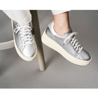 プラットフォームスニーカー