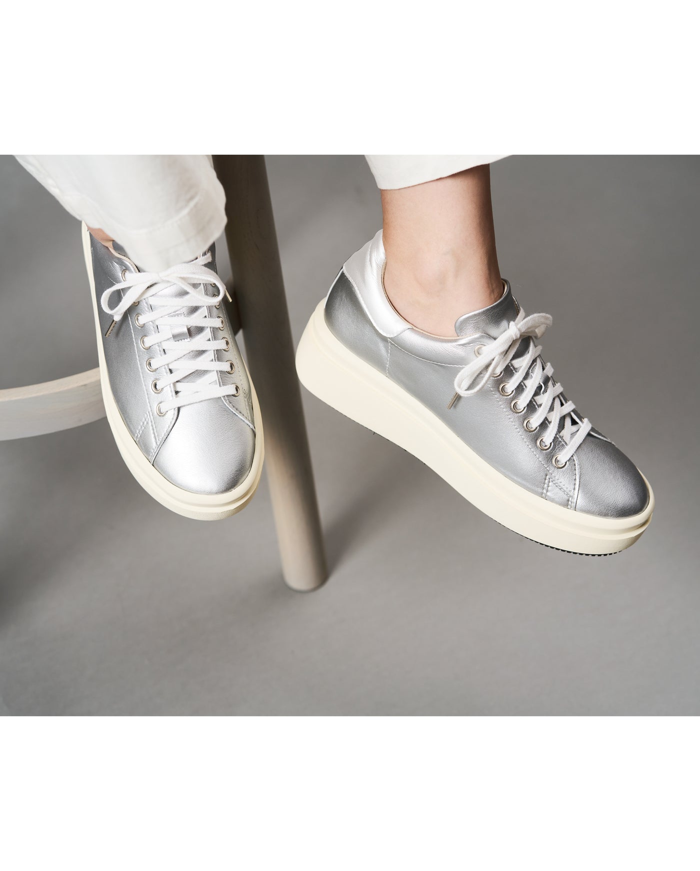 プラットフォームスニーカー