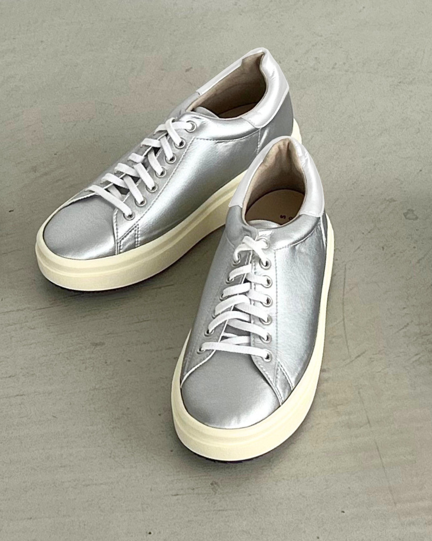 プラットフォームスニーカー