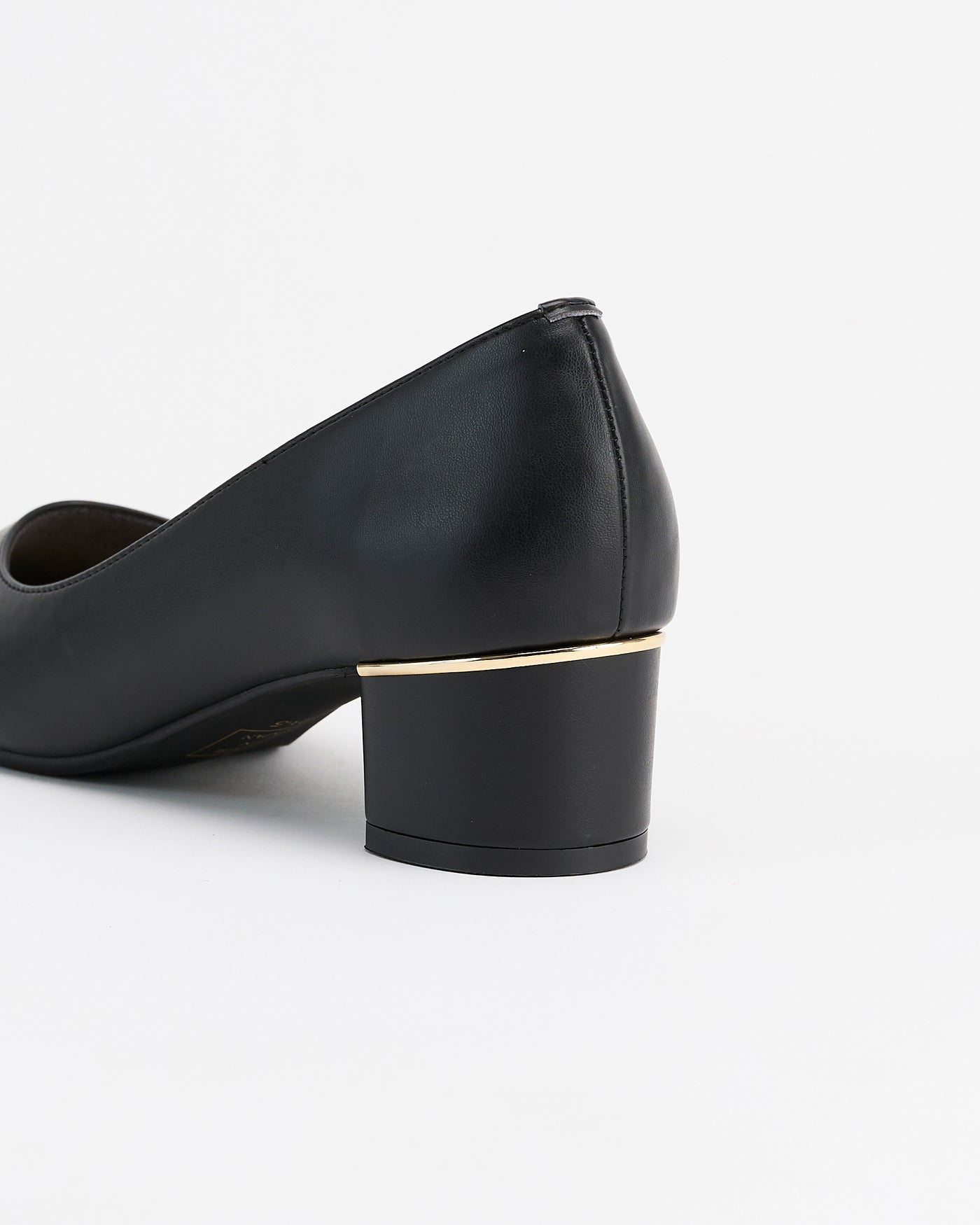 ポインテッドプレーンパンプス