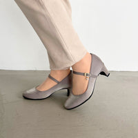 【マシュマロフィット】ビジューストラップパンプス