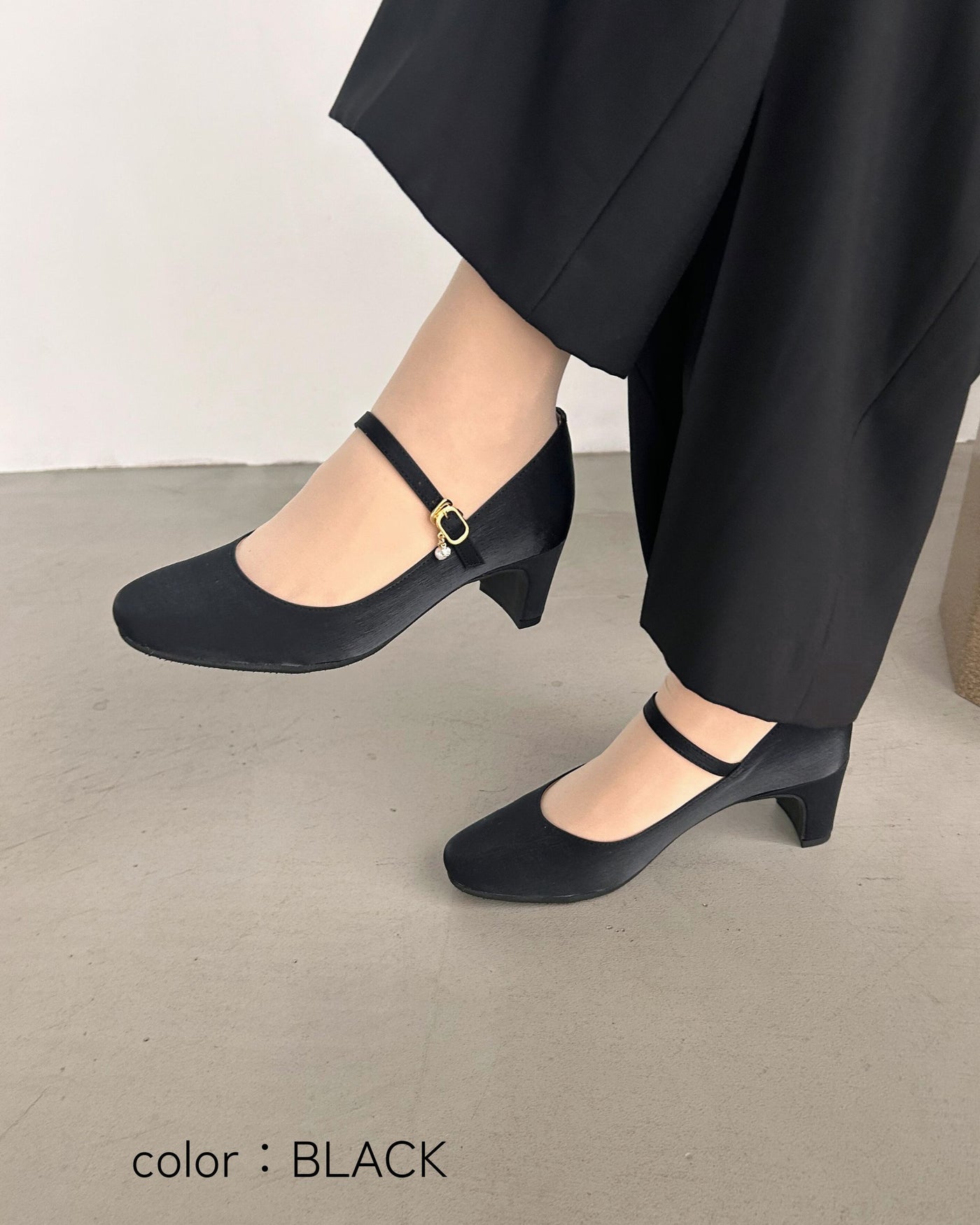 【マシュマロフィット】ビジューストラップパンプス