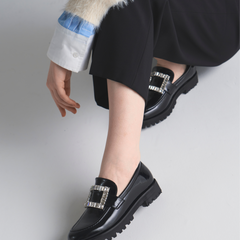 ビジューバックルローファー