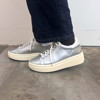 プラットフォームスニーカー