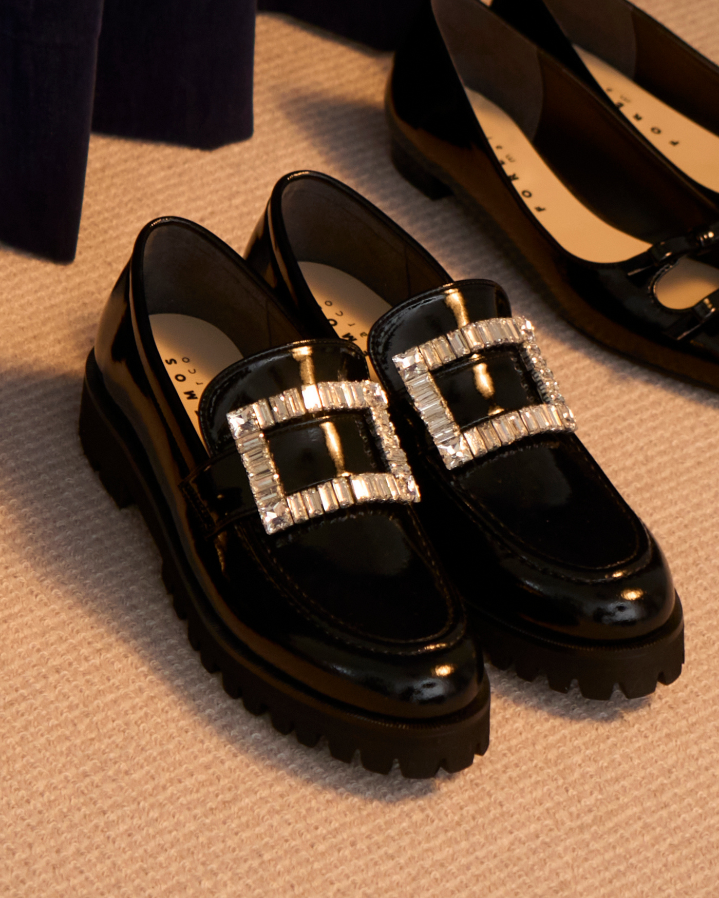 ビジューバックルローファー