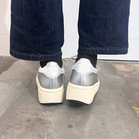 プラットフォームスニーカー