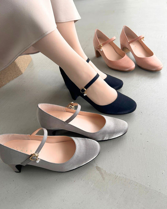 【マシュマロフィット】ビジューストラップパンプス