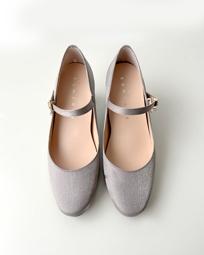 【マシュマロフィット】ビジューストラップパンプス