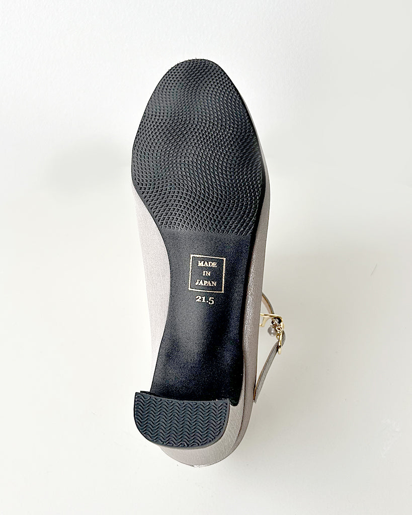 【マシュマロフィット】ビジューストラップパンプス