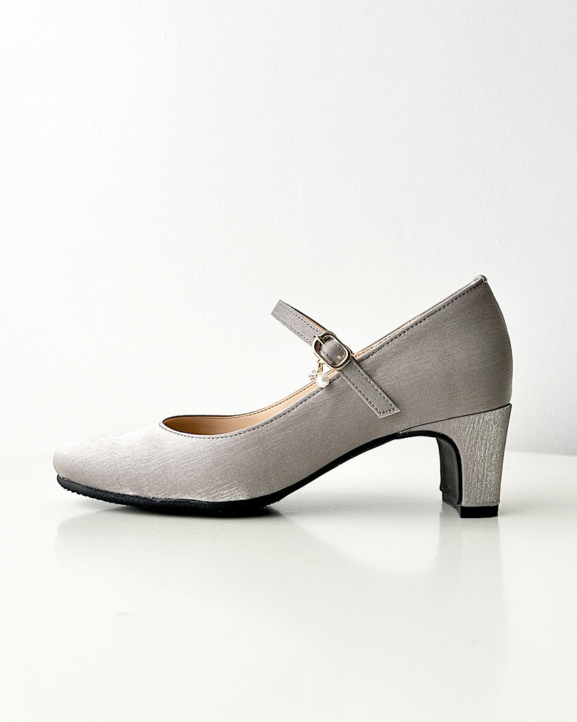 【マシュマロフィット】ビジューストラップパンプス