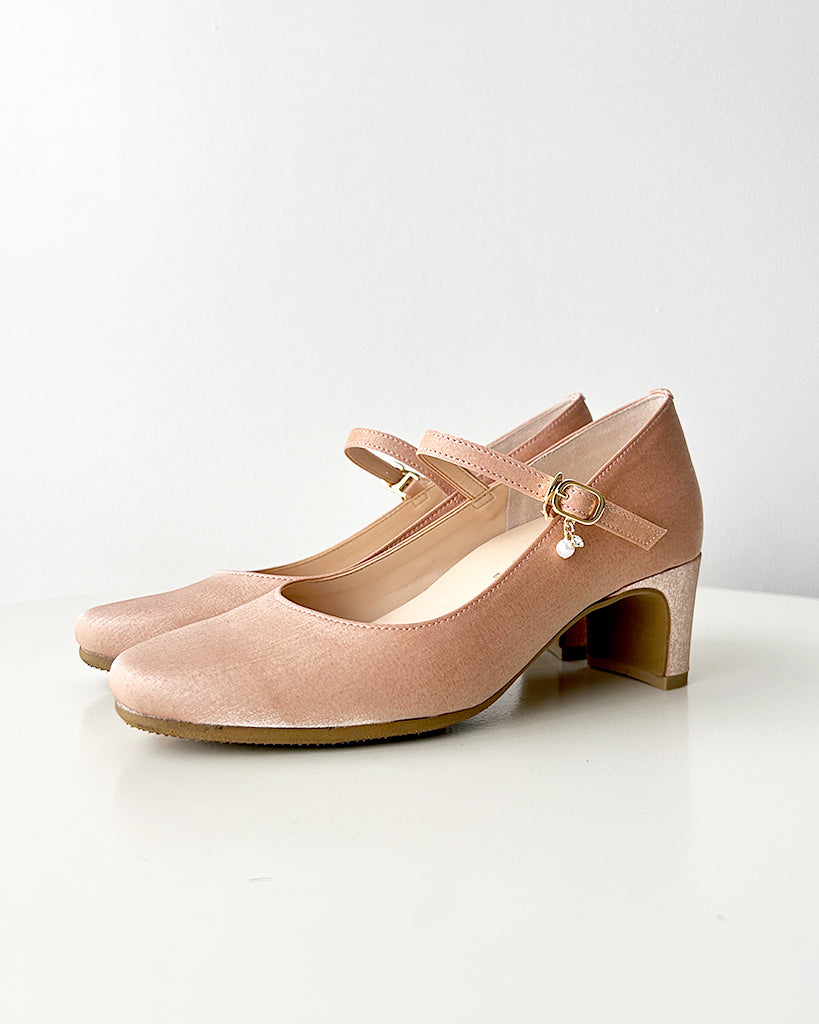 【マシュマロフィット】ビジューストラップパンプス