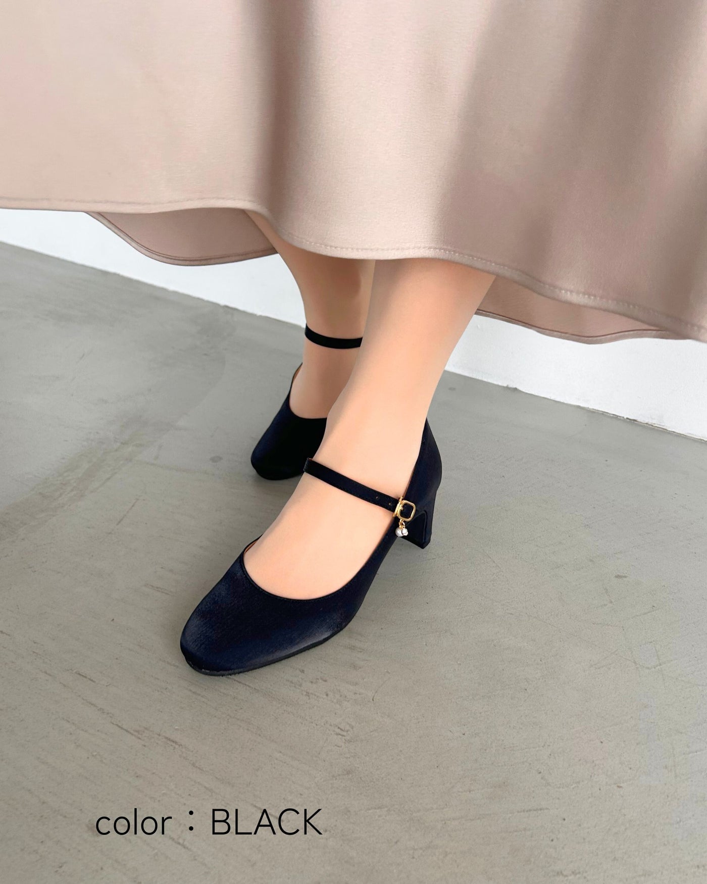 【マシュマロフィット】ビジューストラップパンプス